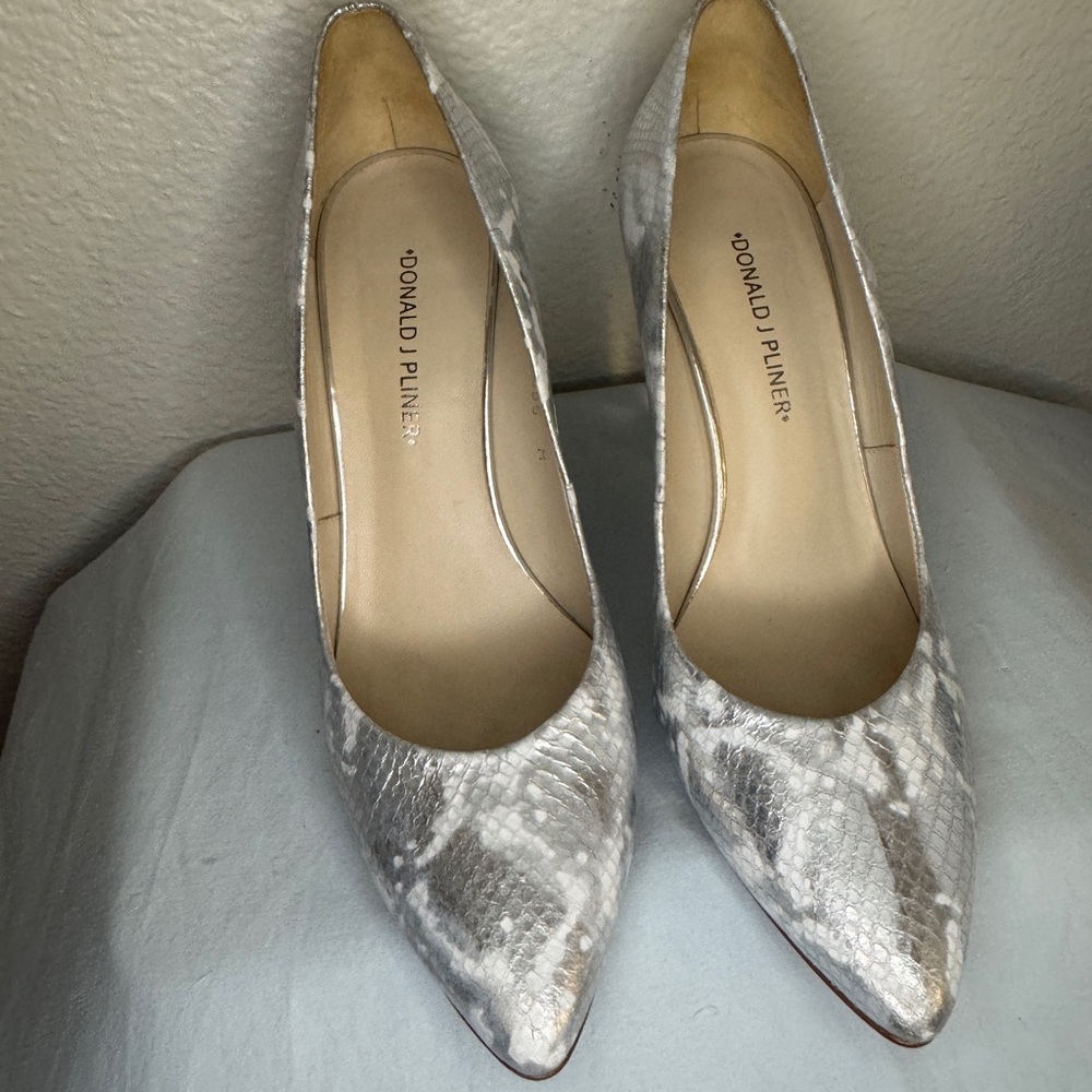 Donald J Pliner Silver Snakeskin Print Lucite Heel Pumps Size 8.5M